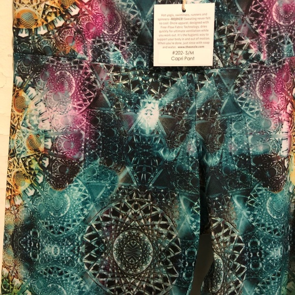 Patterned exercise Capri pants - Picture 2 of 3